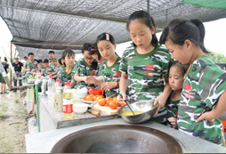參加親子拓展夏令營與孩子共度快樂的假期