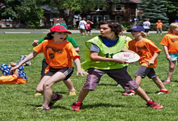 一起去親子游和孩子到戶外吸收新鮮空氣