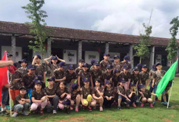 在親子夏令營中和父母一起感受大自然