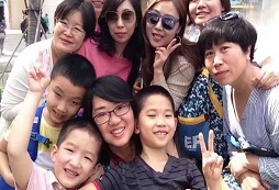 參加假日親子活動(dòng)建立起親密的親子關(guān)系