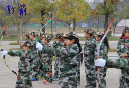 親子軍事夏令營讓家長像戰(zhàn)友一樣和孩子相處