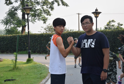 家長(zhǎng)與孩子一起參加親子游學(xué)活動(dòng)有什么好處？