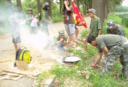 親子軍事夏令營(yíng)是假期一個(gè)絕佳的選擇