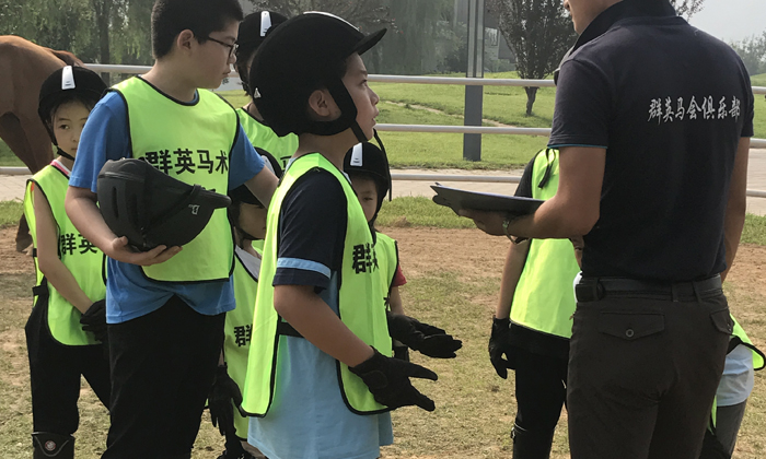 聆聽教練對(duì)于騎馬的講解