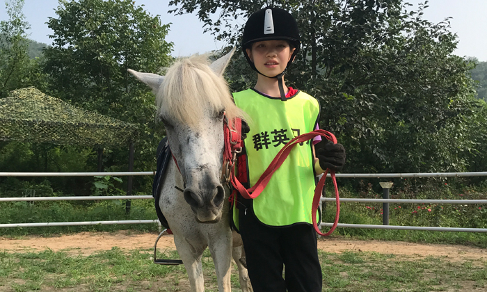 牽著馬兒走