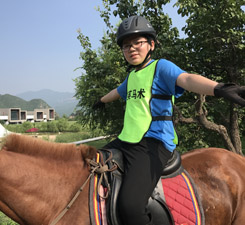 以獨特的文化內(nèi)涵去培養(yǎng)騎手的氣質(zhì)