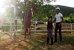 我牽著馬兒！