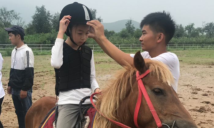 騎馬之前安全防護要做好