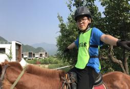 參加群英馬術夏令營來一次獨立的旅行