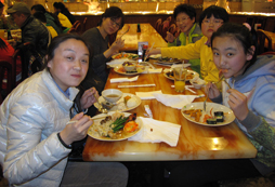 暑假參加親子夏令營領(lǐng)略其濃郁的校園文化