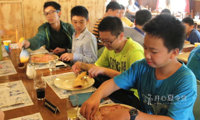 參加美國親子游學(xué)夏令營改善語言能力