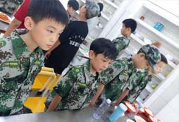 日照兒童軍事夏令營鍛煉營員動手動腦能力