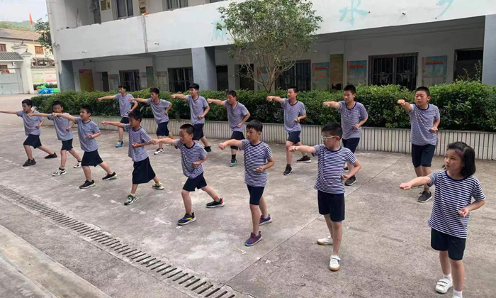 練習(xí)軍體拳