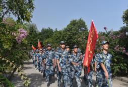 參加陜西軍事夏令營(yíng)練就軍營(yíng)男子漢！