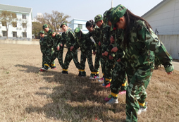 參加山東軍事夏令營讓孩子積極面對獨(dú)立生存的挑戰(zhàn)
