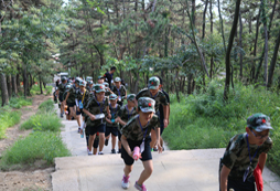 參加山東小學生夏令營爭當童子軍