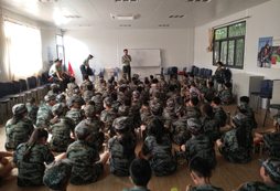 參加上海軍事夏令營(yíng)喚醒孩子心中的巨人