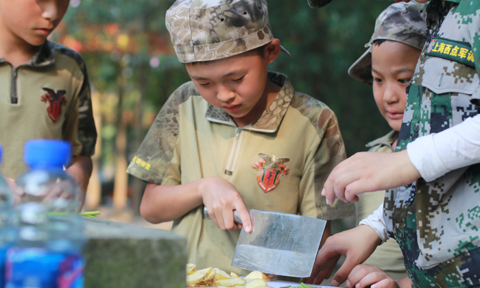 上海的孩子出去參加軍事夏令營都成長了什么