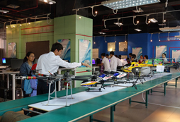 機(jī)器人充分激發(fā)孩子學(xué)習(xí)的興趣