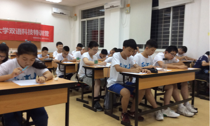 上海夏令營讓孩子用英語學(xué)習(xí)科技