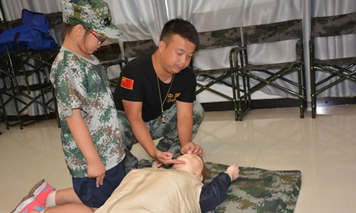 上海軍事夏令營中讓孩子學(xué)會(huì)疊被子