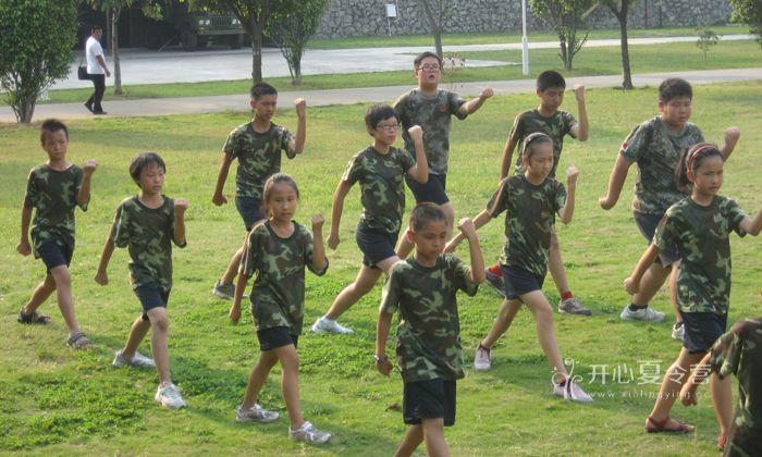 上海軍事夏令營中孩子們在訓練 