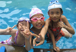 上海游泳夏令營的教學(xué)課程讓孩子輕松學(xué)會(huì)游泳