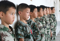 參加山西兒童軍事夏令營(yíng)養(yǎng)出孩子鋼鐵般的意志