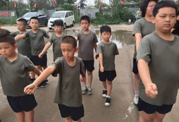 山西小學生軍事夏令營增強自信