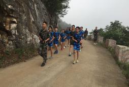 野外生存拓展夏令營(yíng)給中小學(xué)生一個(gè)不一樣的暑期