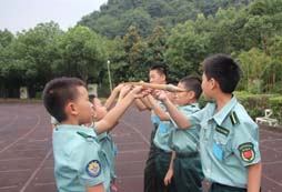 中小學(xué)生生存夏令營(yíng)鍛煉孩子的特點(diǎn)