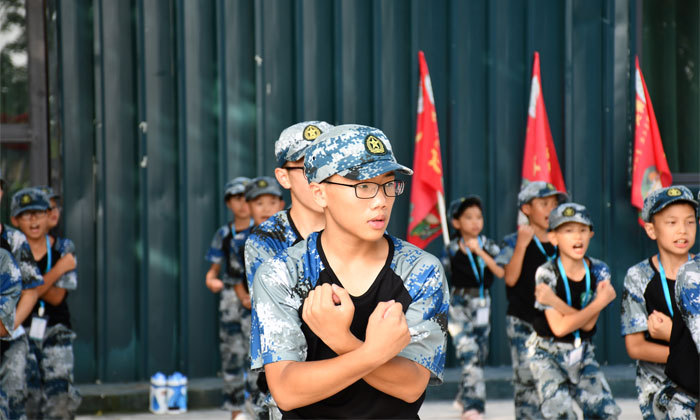 深圳兒童軍事夏令營(yíng)