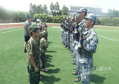 參加深圳夏令營活動(dòng)感受軍營生活文化