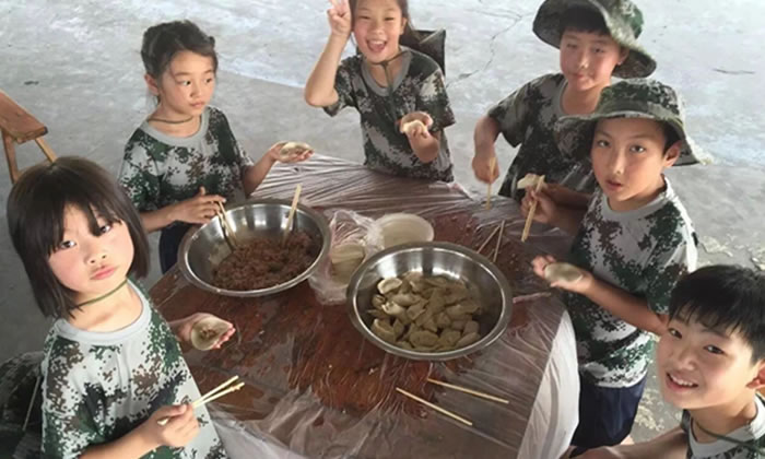 深圳軍事夏令營(yíng)中孩子們?cè)趯W(xué)習(xí)