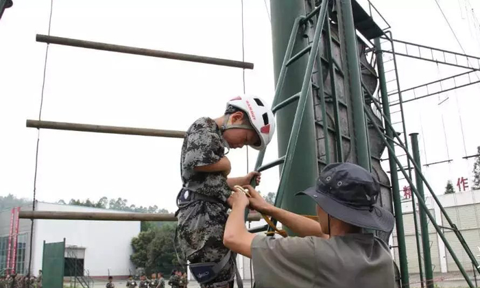 參加深圳軍事夏令營對于中小學生有什么好處.jpg