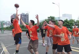 深圳夏令營(yíng)將知識(shí)融入到游戲娛樂活動(dòng)中