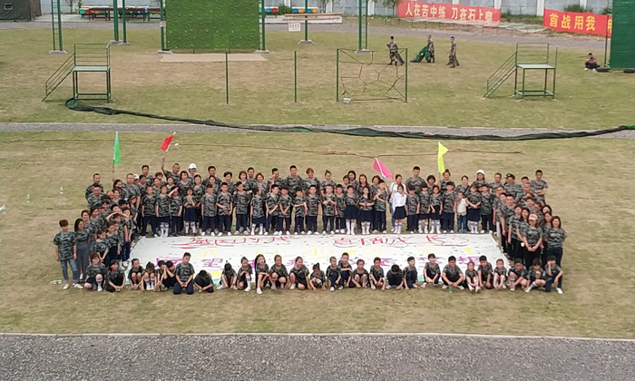 夏令營一期的學員正在合影留戀.jpg