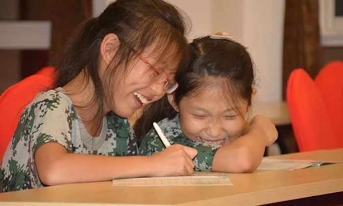 深圳心智夏令營中將教孩子