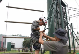 十堰軍事青少年夏令營(yíng)讓孩子從吃苦中磨練意志