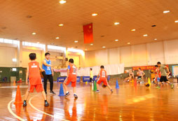 十堰中學生籃球夏令營介紹對膝關節(jié)的保護方式