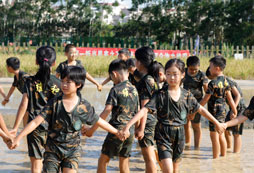 十堰中學生夏令營讓孩子體驗特種部隊的訓練