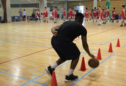 十堰中學生籃球夏令營教你如何打好籃球后衛(wèi)