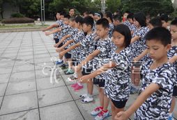 軍事與教育相結(jié)合的活動(dòng)就來暑期軍旅夏令營(yíng)