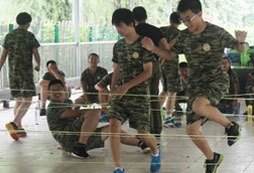 參加暑期軍事夏令營成為一名真正的小戰(zhàn)士