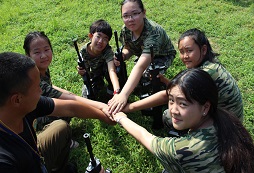 暑假夏令營(yíng)課程讓孩子們變成勇敢的小軍人