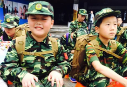 在暑假體驗軍事夏令營生活對孩子幫助很大