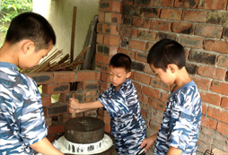  暑期軍事夏令營(yíng)讓孩子敢于挑戰(zhàn)