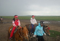 騎上高大的戰(zhàn)馬感受成吉思汗的威嚴(yán)