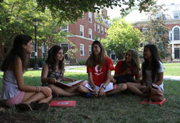 參加中學(xué)生暑假夏令營(yíng)體驗(yàn)英國(guó)文化的方方面面