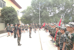 暑假夏令營(yíng)中挑戰(zhàn)自我